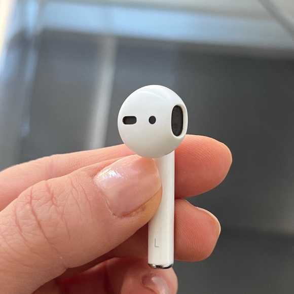 Left AirPod First Generation - Picture 2 of 4